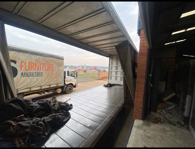 4,000M² WAREHOUSE TO LET IN DEVLAND